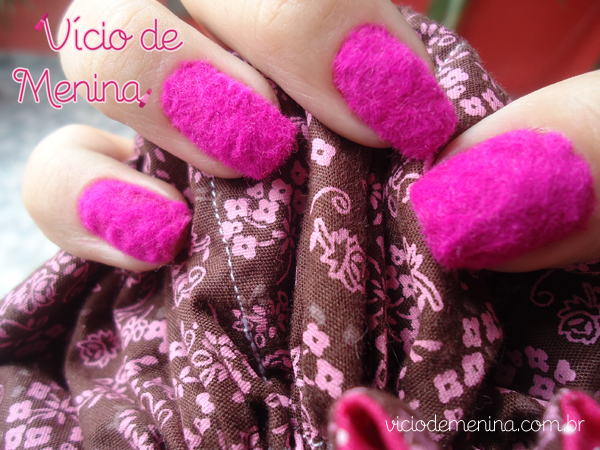 Decoração de unhas com pelúcia